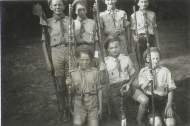 De beroemde patrouille De Koekoeken uit de periode 1946 – 1958 met de zgn. verkennerstokken en de patrouillevlag.  